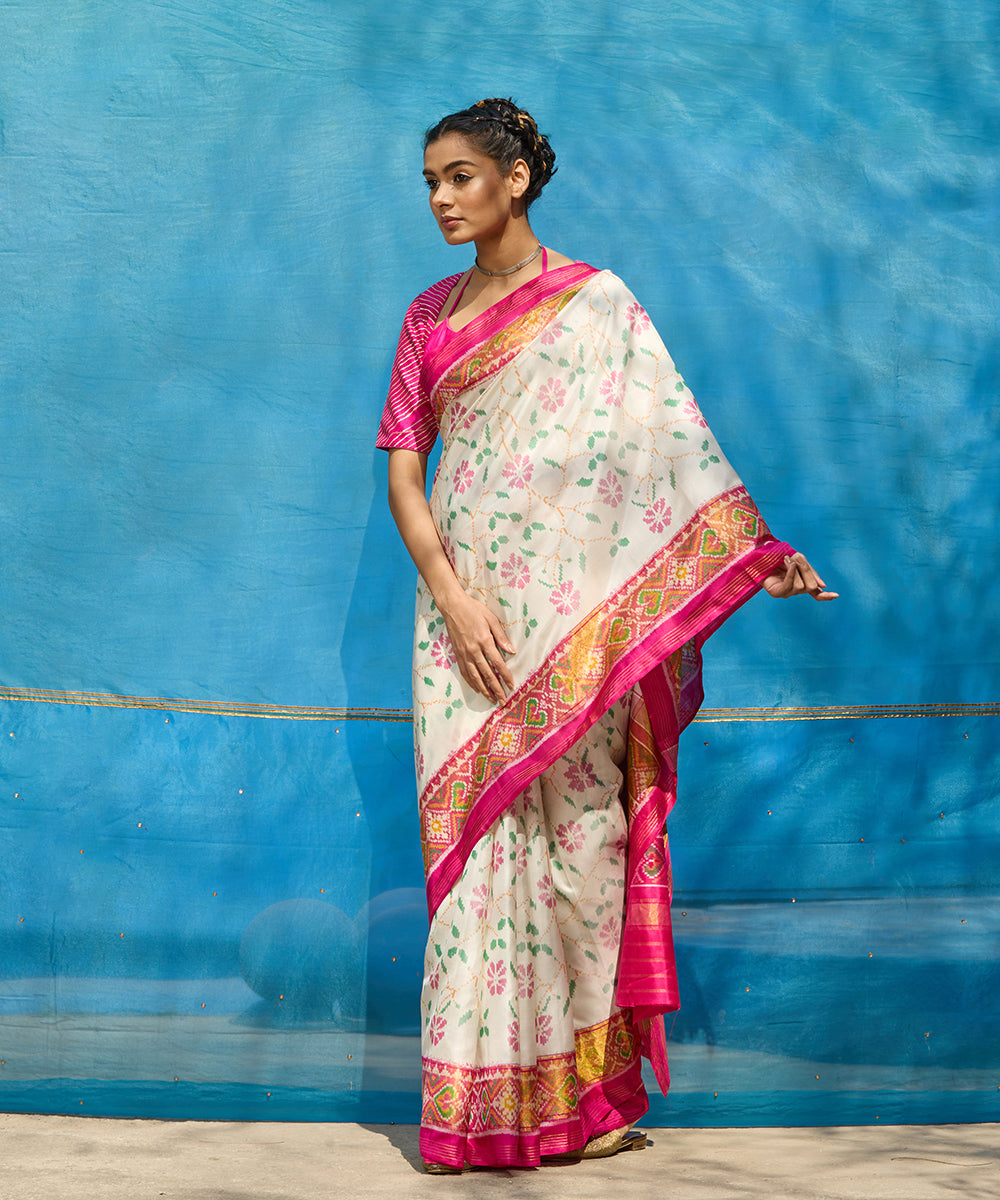 Handloom_White_And_Pink_Pure_Mulberry_Silk_Ikat_Patola_Saree_With_Tissue_Border_WeaverStory_01