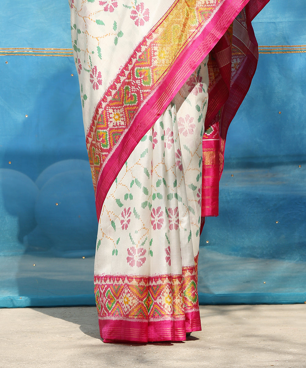Handloom_White_And_Pink_Pure_Mulberry_Silk_Ikat_Patola_Saree_With_Tissue_Border_WeaverStory_04