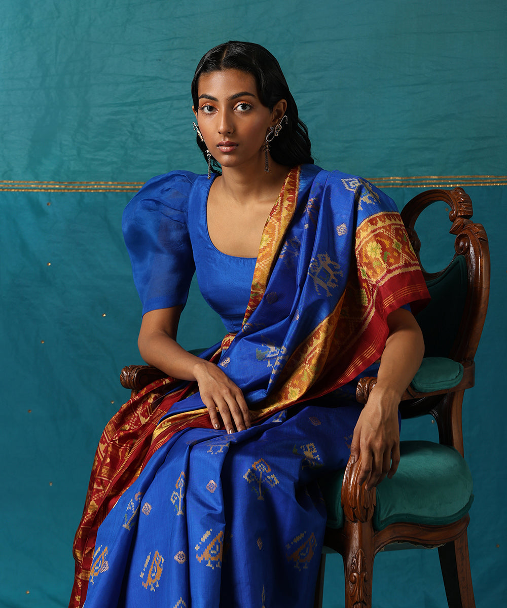 Blue_And_Maroon_Handloom_Pure_Mulberry_Silk_Ikat_Patola_Saree_With_Tissue_Border_WeaverStory01