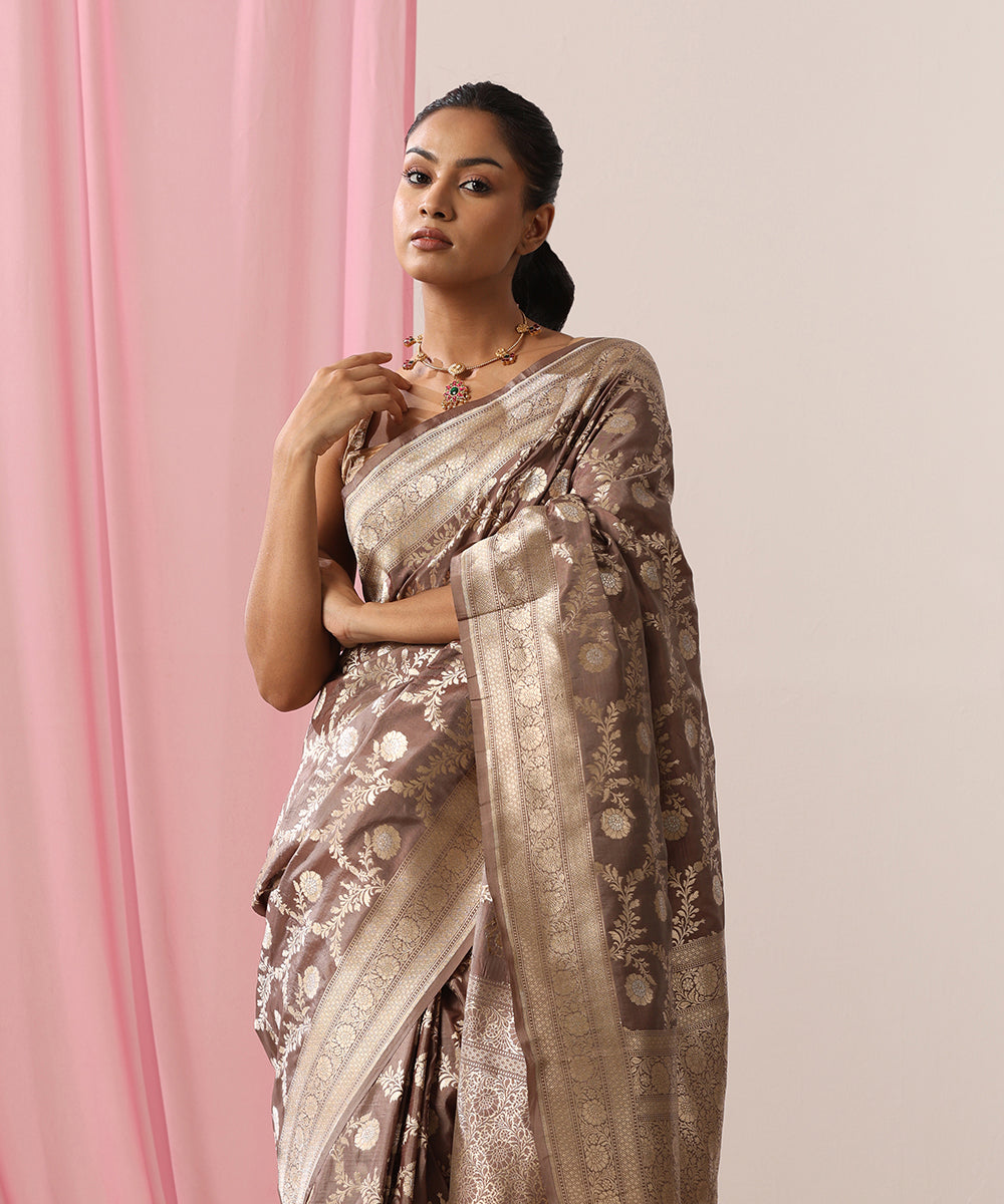 Grey_Dual_Tone_Handloom_Pure_Katan_Silk_Banarasi_Saree_With_Gold_And_Silver_Zari_Jaal_WeaverStory_01