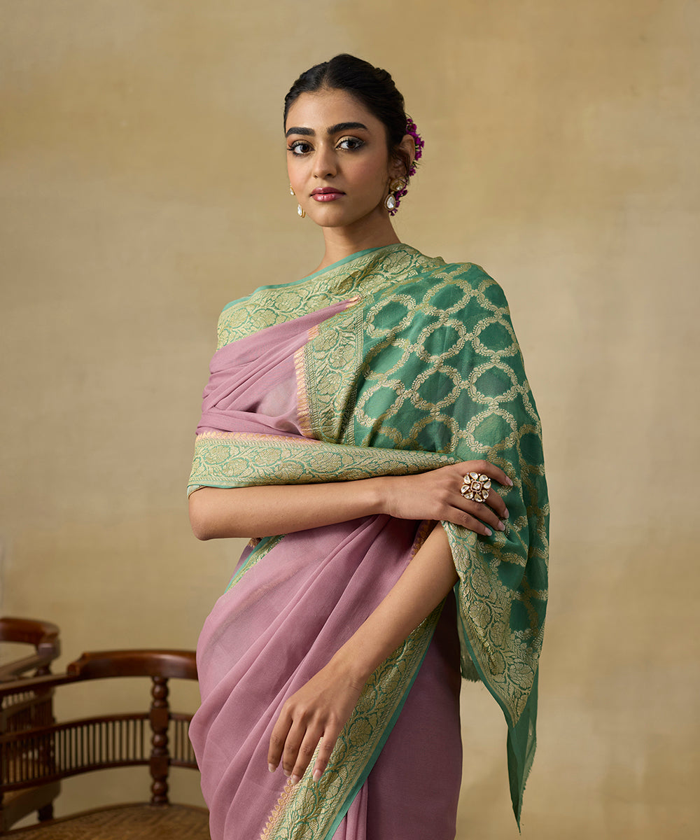Mauve_And_Green_Handloom_Pure_Georgette_Banarasi_Saree_And_With_Border_WeaverStory_02