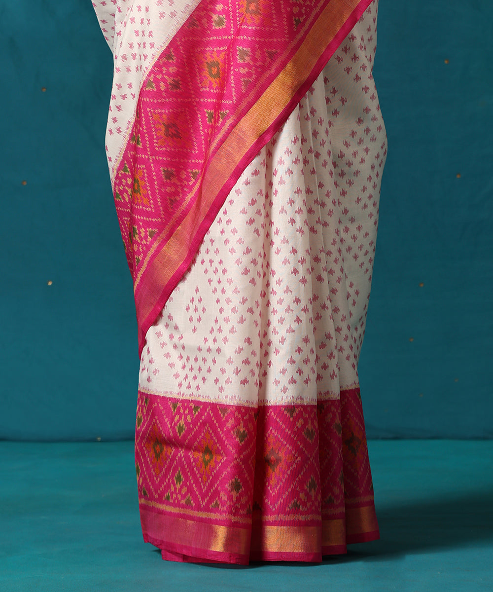 White_And_Pink_Handloom_Pure_Mulberry_Silk_Ikat_Patola_Saree_With_Pink_Border_WeaverStory04