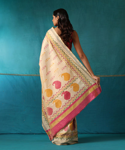 Cream_Handloom_Pure_Mulberry_Silk_Ikat_Patola_Saree_With_Paisley_Motifs_WeaverStory03