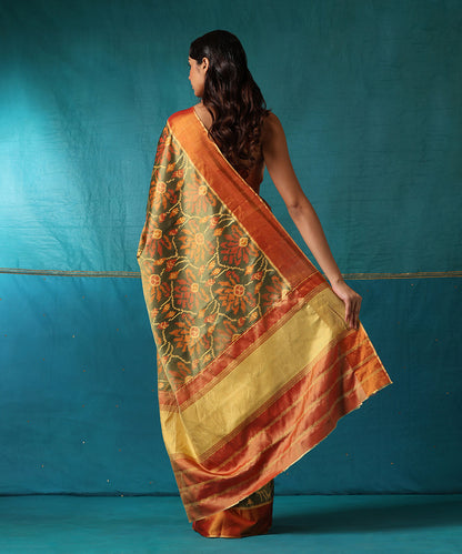 Handloom_Green_And_Mustard_Pure_Mulberry_Silk_Ikat_Patola_Saree_With_Big_Flower_Jaal_WeaverStory03