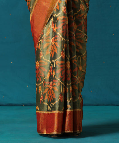 Handloom_Green_And_Mustard_Pure_Mulberry_Silk_Ikat_Patola_Saree_With_Big_Flower_Jaal_WeaverStory04