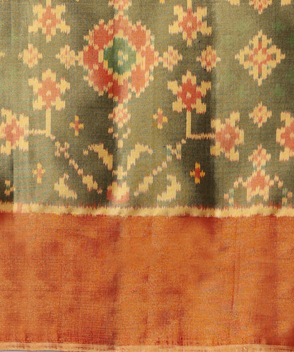 Handloom_Green_And_Mustard_Pure_Mulberry_Silk_Ikat_Patola_Saree_With_Big_Flower_Jaal_WeaverStory05