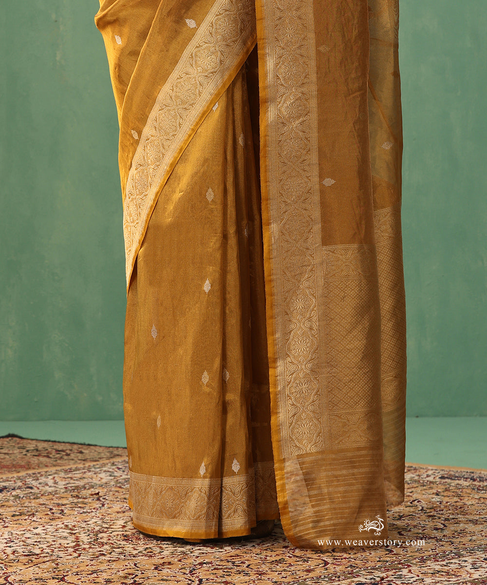 Gold_Zari_Handloom_Pure_Tissue_Silk_Ektara Banarasi_Saree_With_Kadhwa_Boota_WeaverStory_04