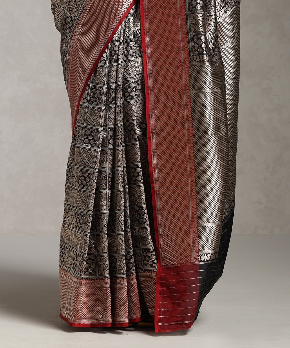 Black_Handloom_Pure_Katan_Silk_Kimkhab_Banarasi_Saree_With_Red_Border_WeaverStory_04