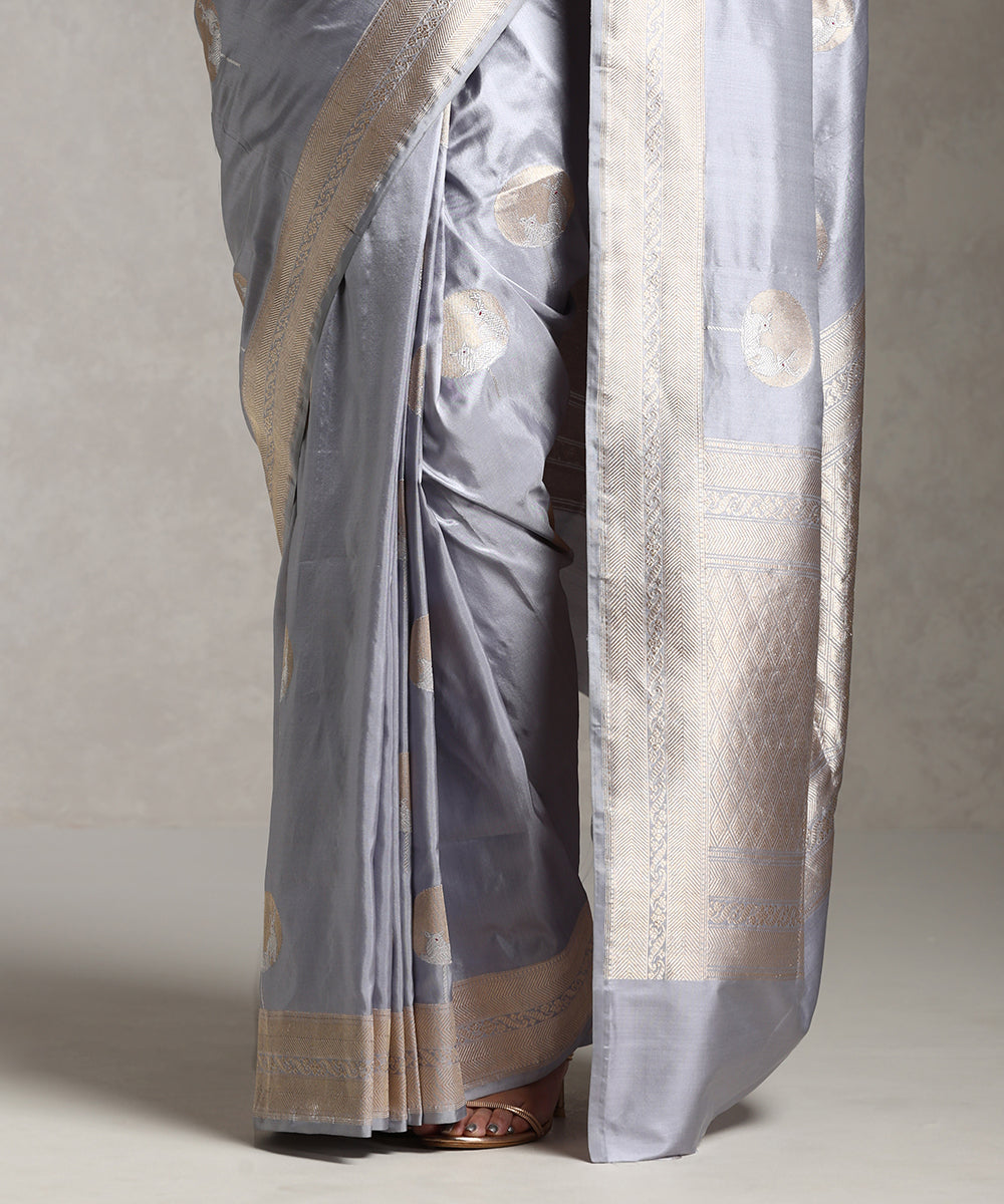 Grey_Handloom_Pure_Katan_Silk_Shikargah_Banarasi_Saree_With_Two_Deer_Motifs_WeaverStory_04