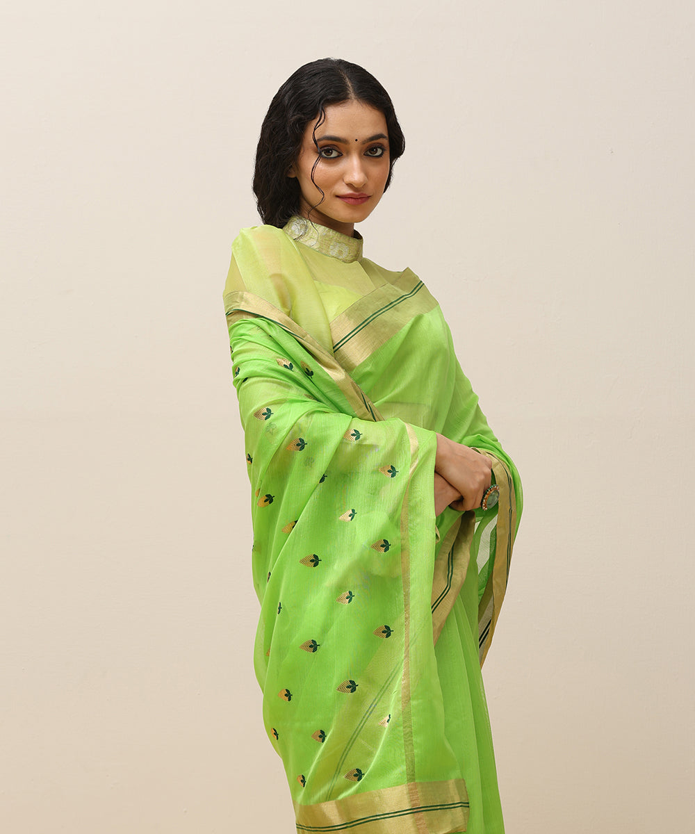 Handloom_Green_Plain_Pure_Cotton_Chanderi_Saree_With_Strawberry_Boota_And_Golden_Border_WeaverStory_01