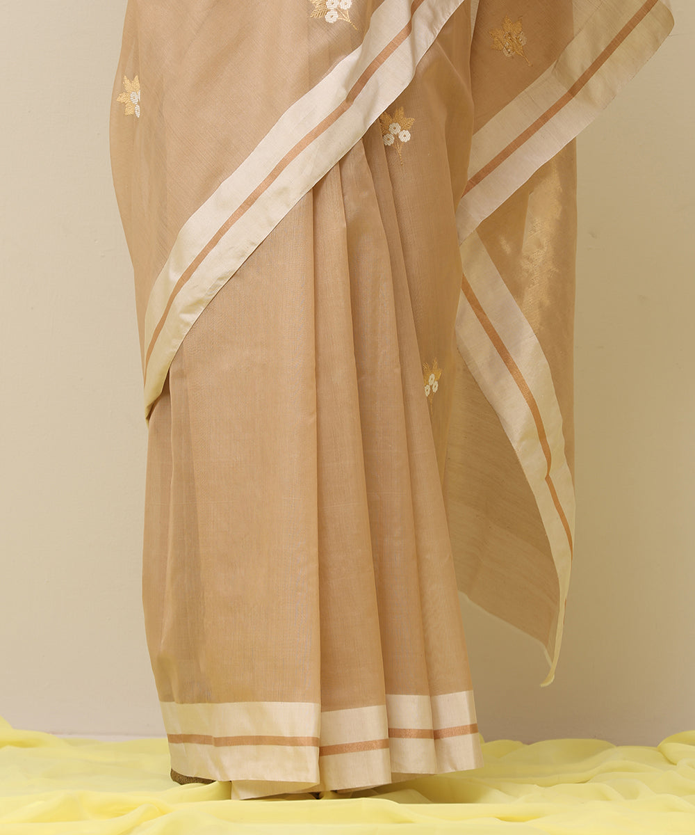 Handloom_Peanut_Brown_Pure_Cotton_Chanderi_Saree_With_Floral_Boota_And_White_Border_WeaverStory_04