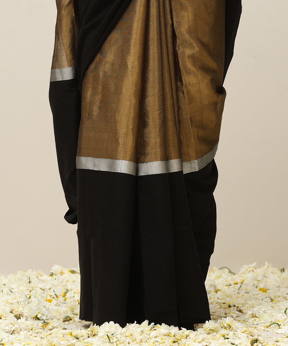 Handloom_Gold_Plain_Pure_Tissue_Chanderi_Saree_With_Black_Mashroo_Broad_Border_WeaverStory_04