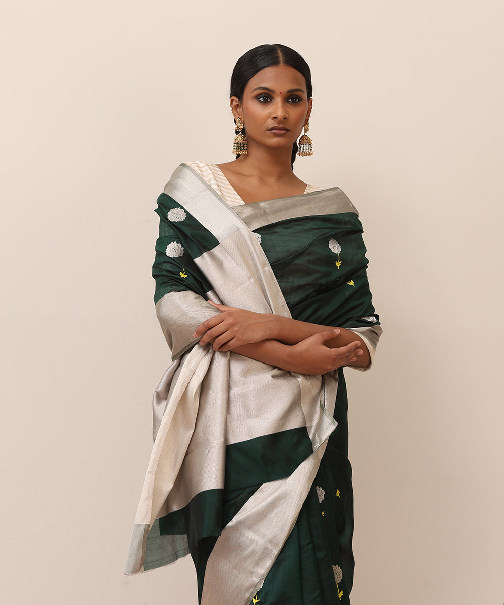 Handloom_Dark_Green_Pure_Silk_Chanderi_Saree_With_Eknaliya_Gainda_Motif_And_Silver_Border_WeaverStory_01