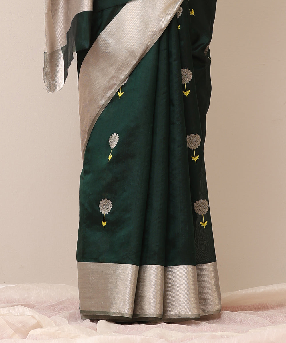 Handloom_Dark_Green_Pure_Silk_Chanderi_Saree_With_Eknaliya_Gainda_Motif_And_Silver_Border_WeaverStory_04