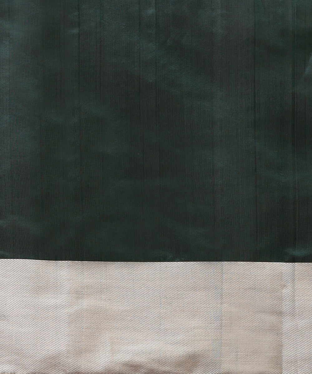 Handloom_Dark_Green_Pure_Silk_Chanderi_Saree_With_Eknaliya_Gainda_Motif_And_Silver_Border_WeaverStory_05