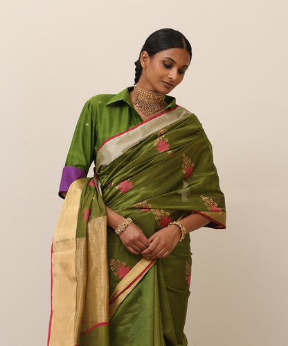 Handloom_Heena_Green_Pure_Silk_Chanderi_Saree_With_Floral_Motif_And_Golden_Border_WeaverStory_01