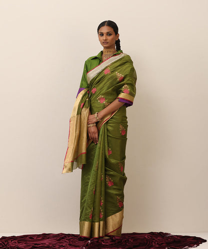 Handloom_Heena_Green_Pure_Silk_Chanderi_Saree_With_Floral_Motif_And_Golden_Border_WeaverStory_02