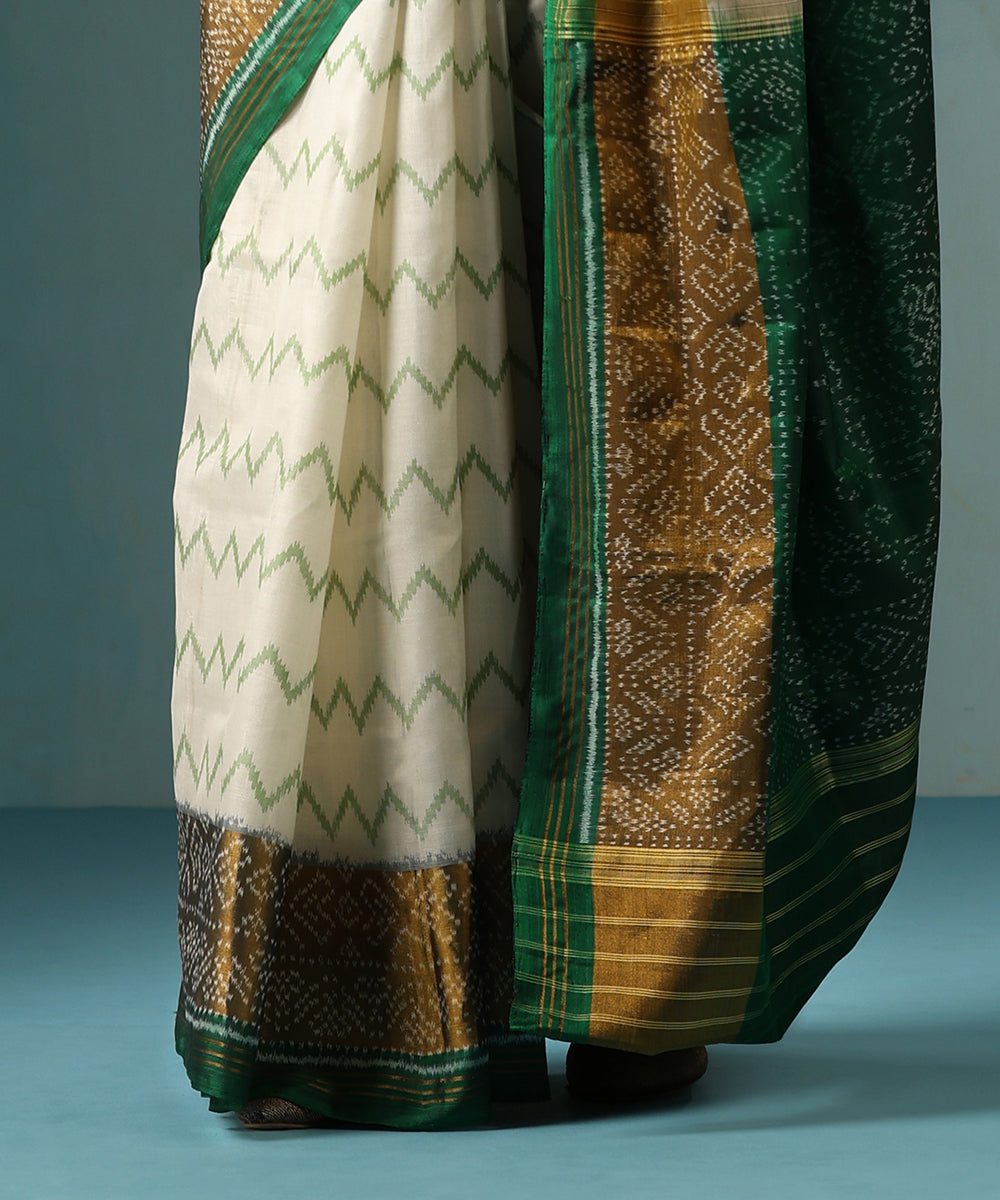 Handloom_Off_White_Pure_Mulberry_Silk_Ikat_Patola_Saree_With_Green_Border_And_Palla_WeaverStory_04