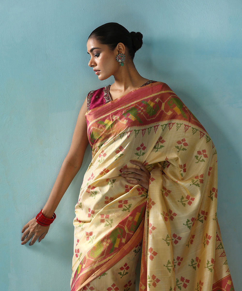 Handloom_Cream_Pure_Mulberry_Silk_Ikat_Patola_Saree_With_Pink_Tissue_Border_WeaverStory_01