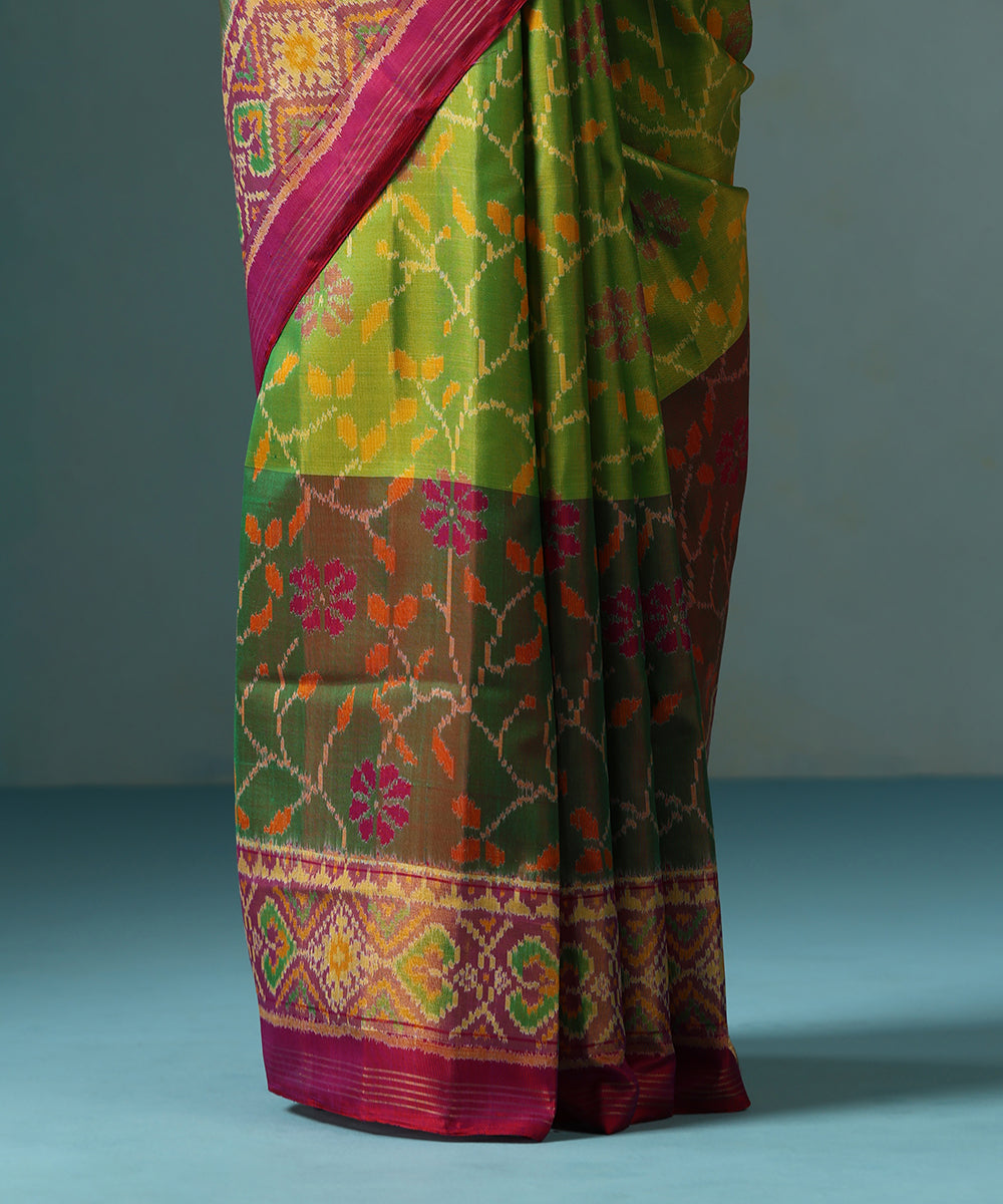 Parrot_Green_Handloom_Pure_Mulberry_Silk_Ikat_Patola_Saree_With_Tissue_Magenta_Border_WeaverStory_04