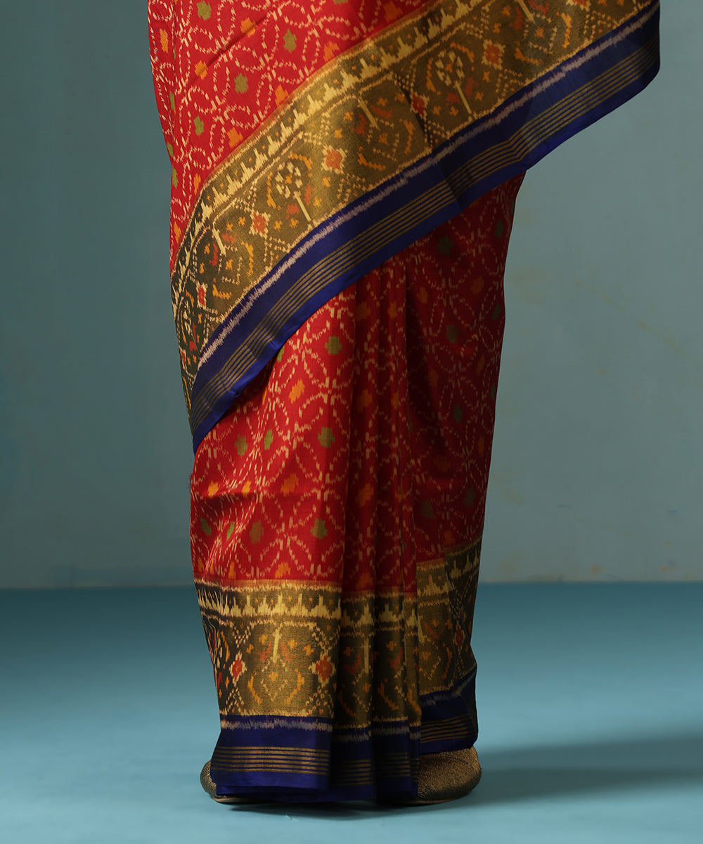 Handloom_Maroon_Pure_Mulberry_Silk_Ikat_Patola_Saree_With_Blue_Border_WeaverStory_04