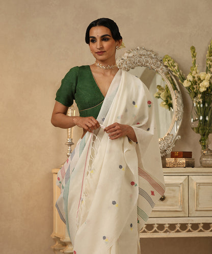 Handloom_Cream_Mulmul_Dhakai_Jamdani_Saree_With_Multicolor_Flower_Booti_WeaverStory_01