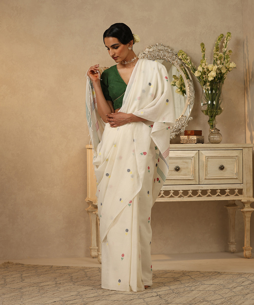 Handloom_Cream_Mulmul_Dhakai_Jamdani_Saree_With_Multicolor_Flower_Booti_WeaverStory_02