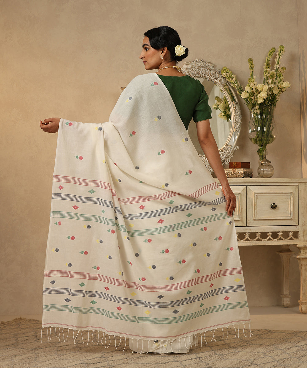 Handloom_Cream_Mulmul_Dhakai_Jamdani_Saree_With_Multicolor_Flower_Booti_WeaverStory_03