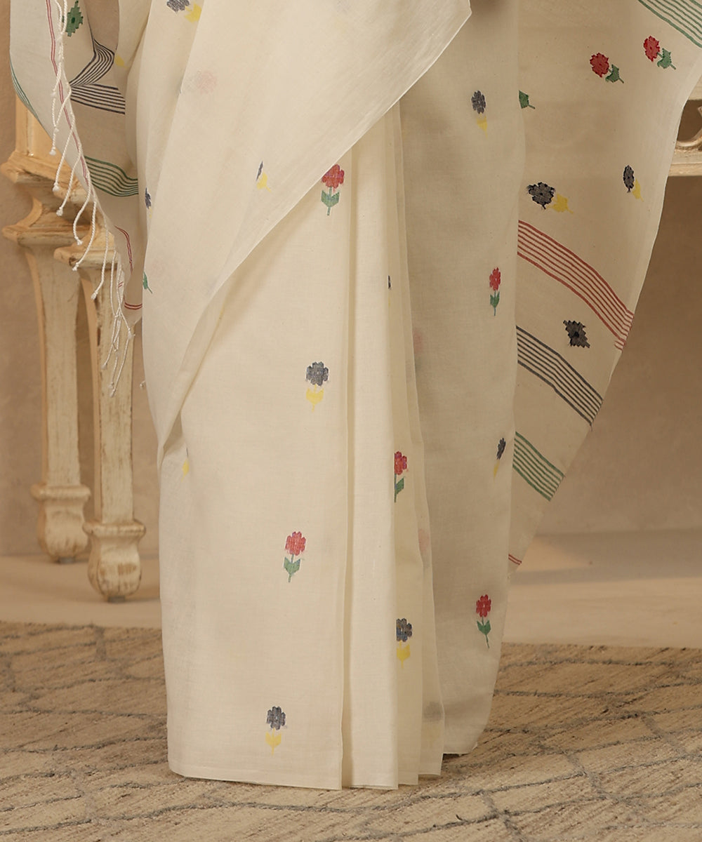 Handloom_Cream_Mulmul_Dhakai_Jamdani_Saree_With_Multicolor_Flower_Booti_WeaverStory_04