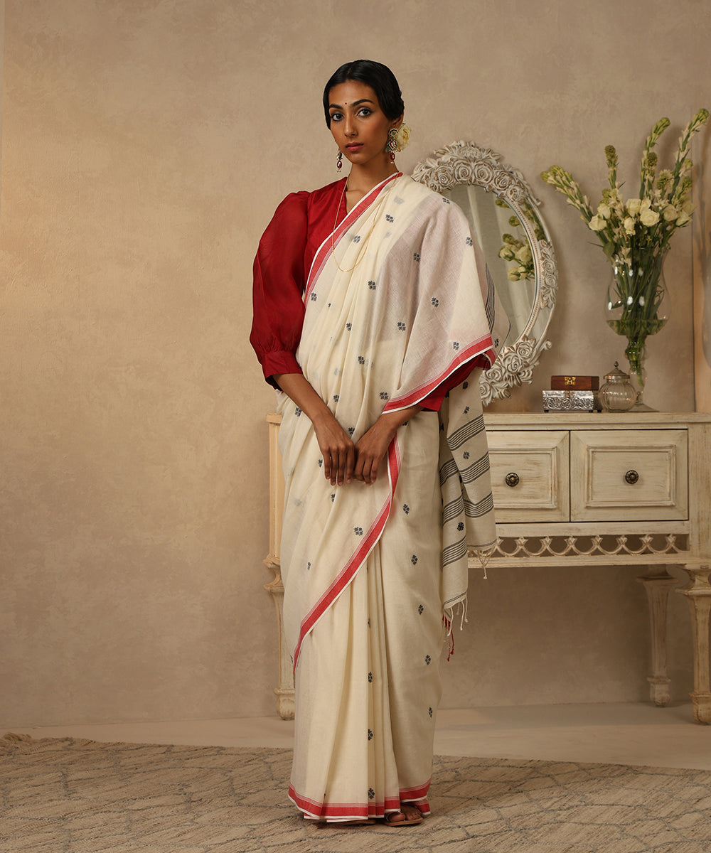 Handloom_Cream_Mulmul_Dhakai_Jamdani_Saree_With_Red_Border_WeaverStory_02