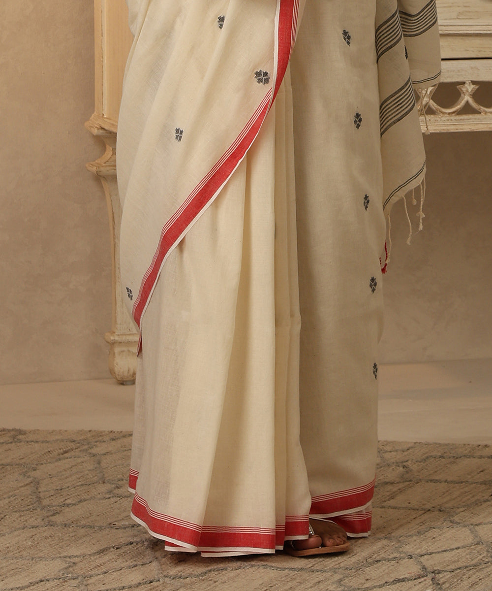 Handloom_Cream_Mulmul_Dhakai_Jamdani_Saree_With_Red_Border_WeaverStory_05