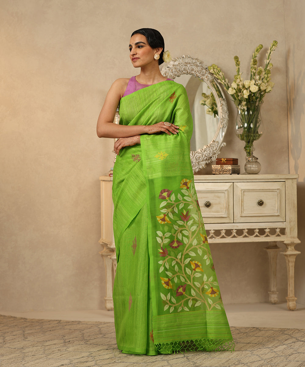 Parrot_Green_Handloom_Matka_Silk_Dhakai_Jamdani_Saree_With_Floral_Pallu_WeaverStory_02