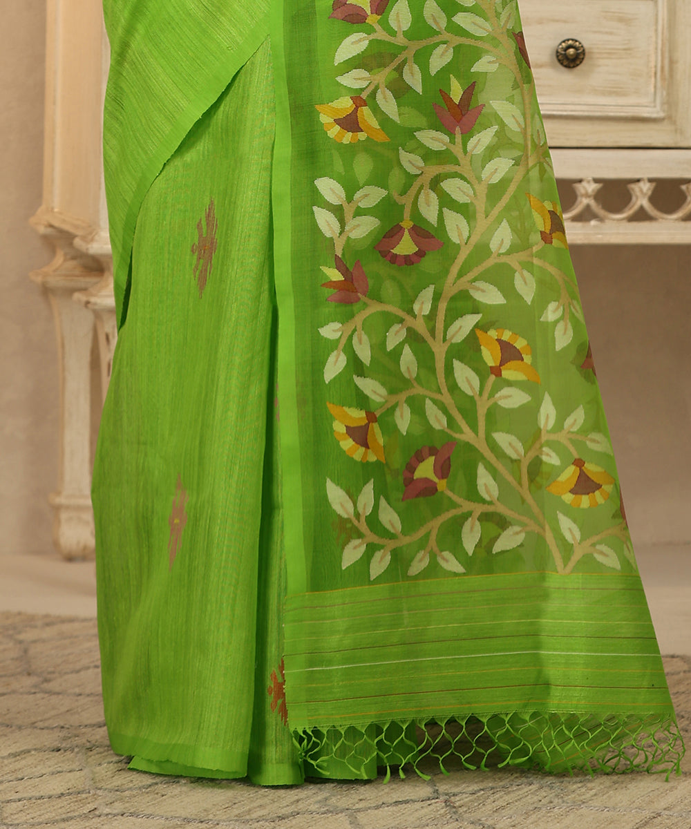 Parrot_Green_Handloom_Matka_Silk_Dhakai_Jamdani_Saree_With_Floral_Pallu_WeaverStory_04