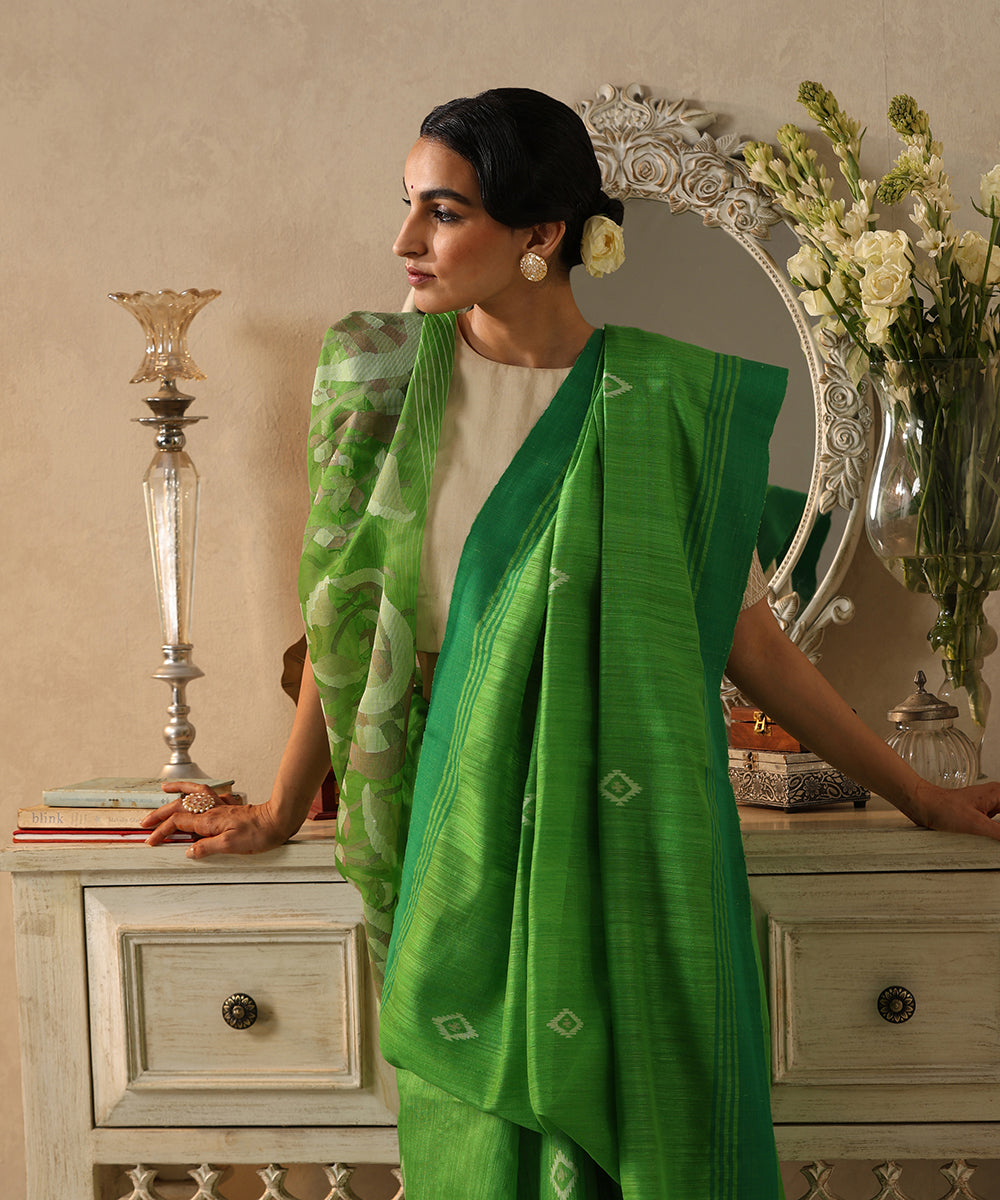 Parrot_Green_Handloom_Matka_Silk_Dhakai_Jamdani_Saree_With_Swan_Motif_On_Pallu_WeaverStory_01