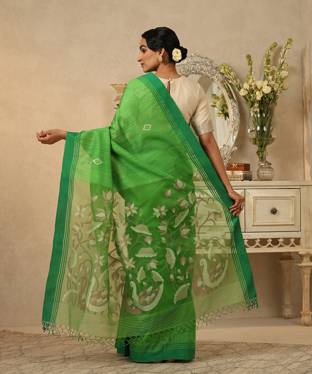 Parrot_Green_Handloom_Matka_Silk_Dhakai_Jamdani_Saree_With_Swan_Motif_On_Pallu_WeaverStory_03