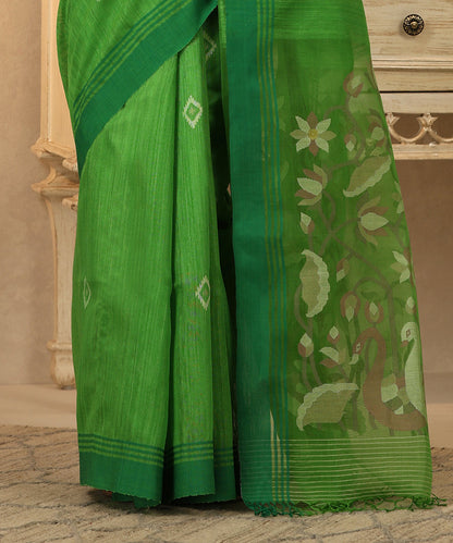 Parrot_Green_Handloom_Matka_Silk_Dhakai_Jamdani_Saree_With_Swan_Motif_On_Pallu_WeaverStory_05