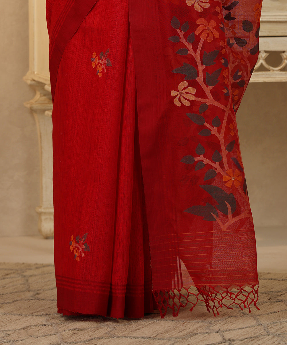 Handloom_Red_Matka_Silk_Dhakai_Jamdani_Saree_With_Yellow_Flower_Motifs_WeaverStory_04