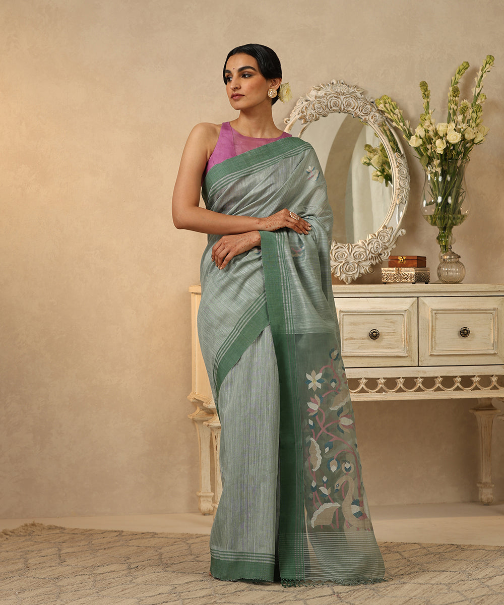 Handloom_Ice_Grey_Matka_Silk_Dhakai_Jamdani_Saree_With_Swan_Motif_On_Pallu_WeaverStory_02