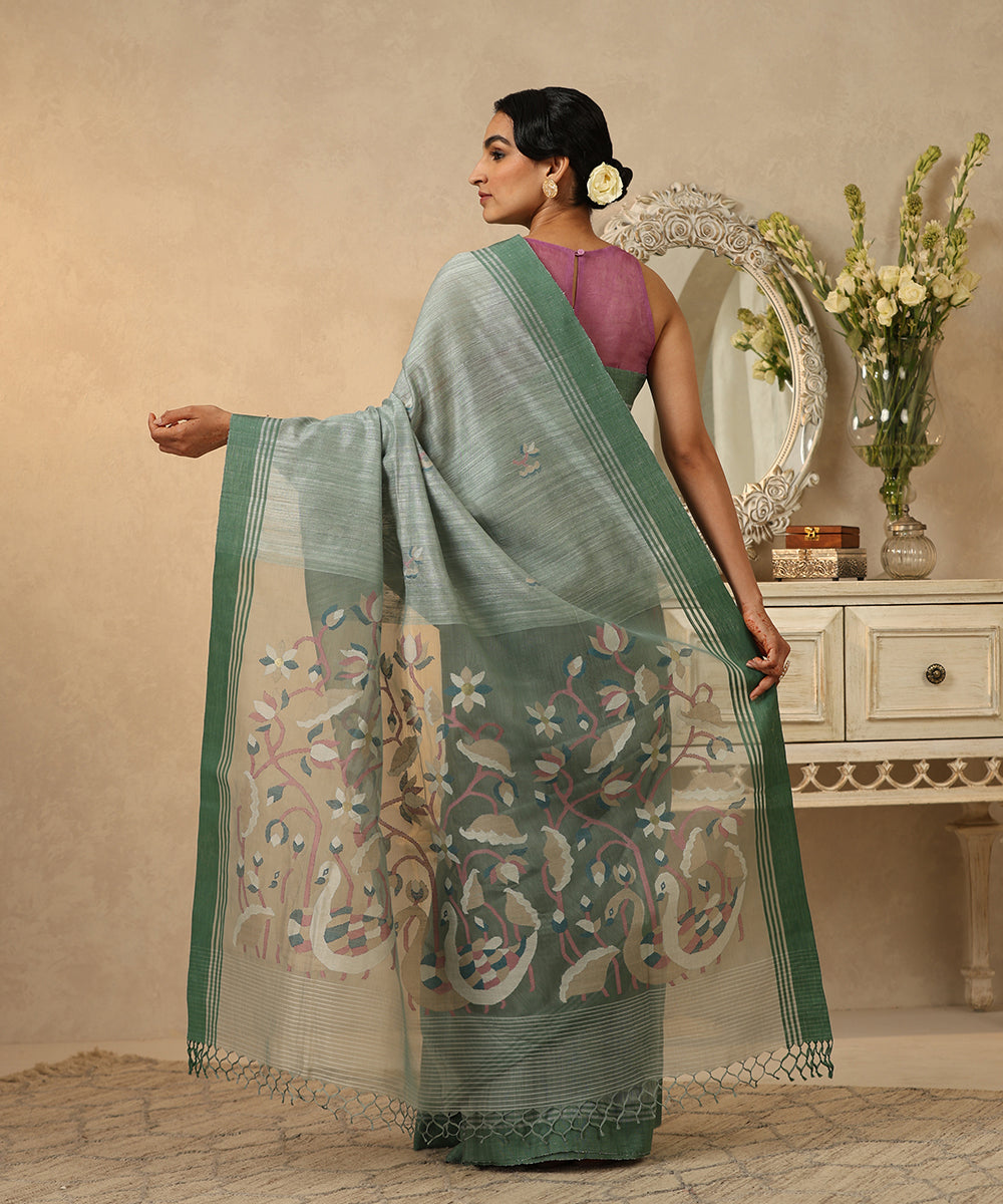 Handloom_Ice_Grey_Matka_Silk_Dhakai_Jamdani_Saree_With_Swan_Motif_On_Pallu_WeaverStory_03