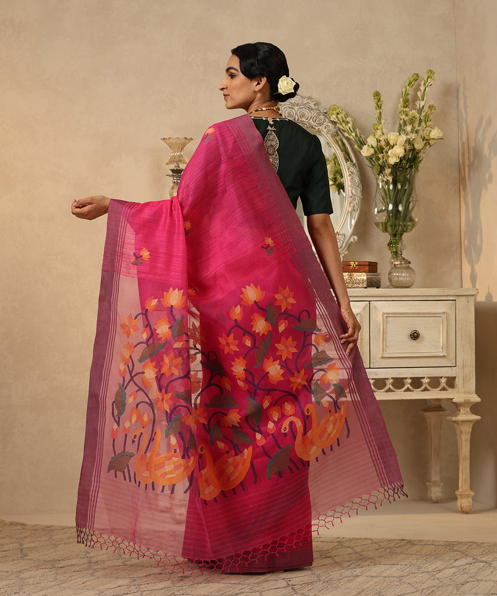 Handloom_Magenta_Matka_Silk_Dhakai_Jamdani_Saree_With_Swan_Motif_On_Pallu_WeaverStory_03