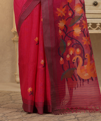 Handloom_Magenta_Matka_Silk_Dhakai_Jamdani_Saree_With_Swan_Motif_On_Pallu_WeaverStory_04