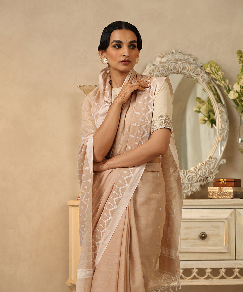 Beige_Handloom_Mulmul_Dhakai_Jamdani_Saree_With_Cheveron_Border_WeaverStory_01