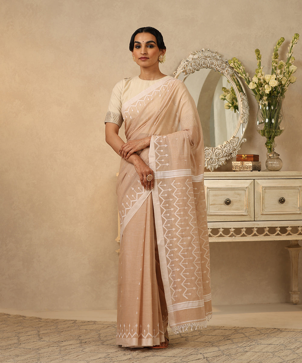 Beige_Handloom_Mulmul_Dhakai_Jamdani_Saree_With_Cheveron_Border_WeaverStory_02