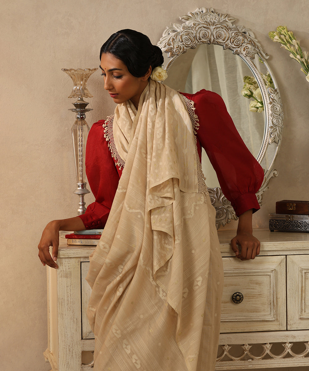 Handloom_Golden_Beige_Mulmul_Dhakai_Jamdani_Saree_With_Striped_Pattern_WeaverStory_01