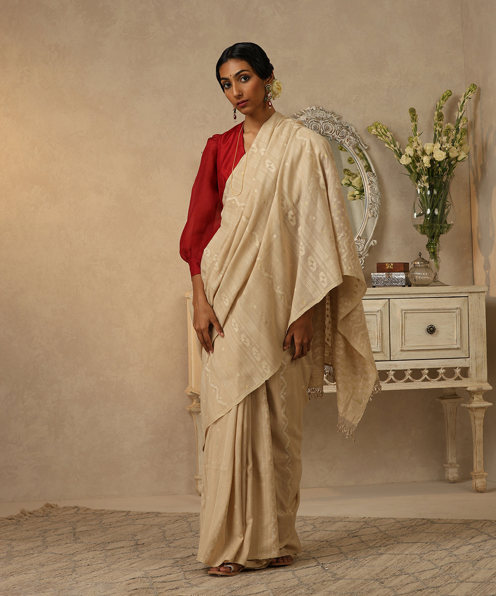 Handloom_Golden_Beige_Mulmul_Dhakai_Jamdani_Saree_With_Striped_Pattern_WeaverStory_02