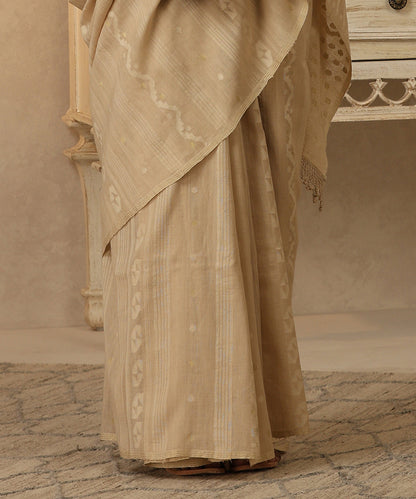 Handloom_Golden_Beige_Mulmul_Dhakai_Jamdani_Saree_With_Striped_Pattern_WeaverStory_05