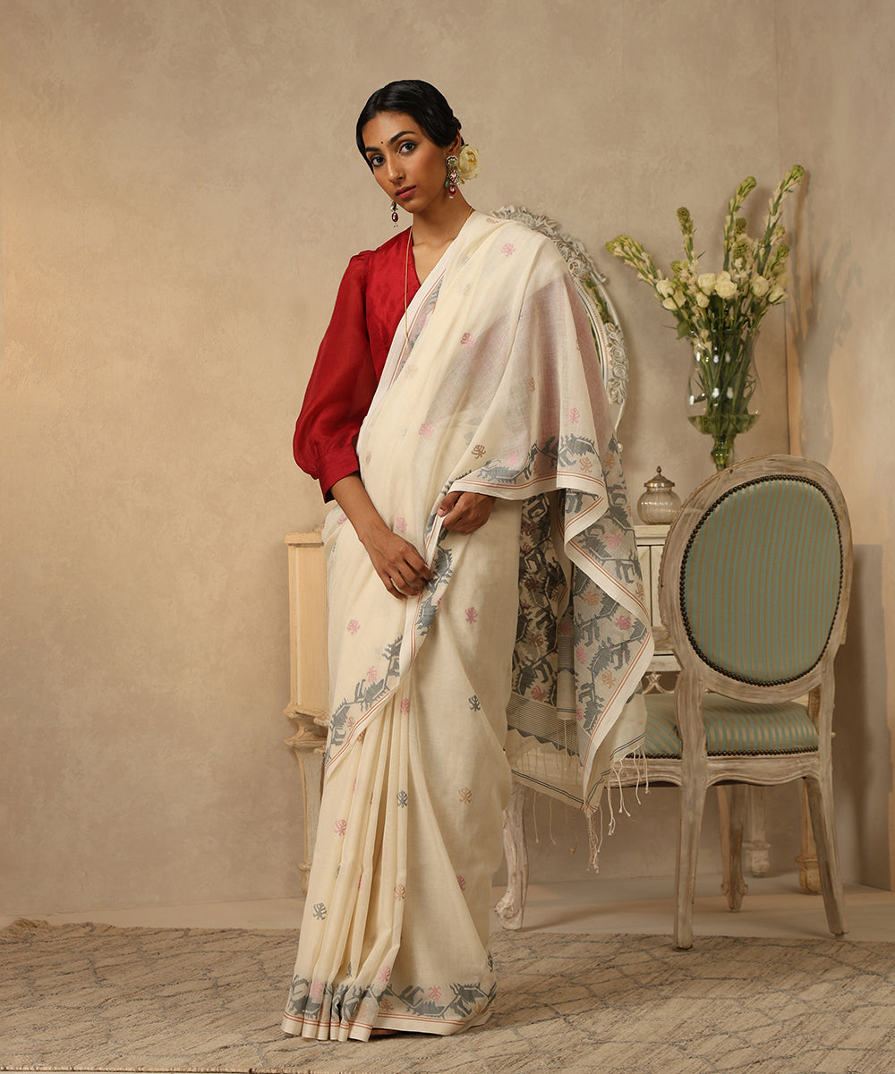 Handloom_Ivory_Mulmul_Dhakai_Jamdani_Saree_With_Grey_And_Pink_Flower_Motif_WeaverStory_02