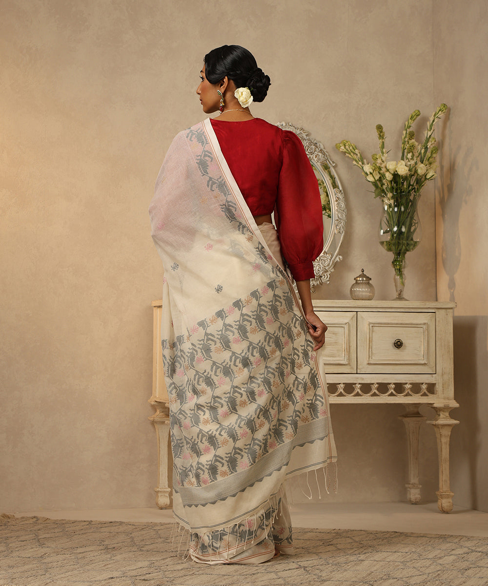 Handloom_Ivory_Mulmul_Dhakai_Jamdani_Saree_With_Grey_And_Pink_Flower_Motif_WeaverStory_03