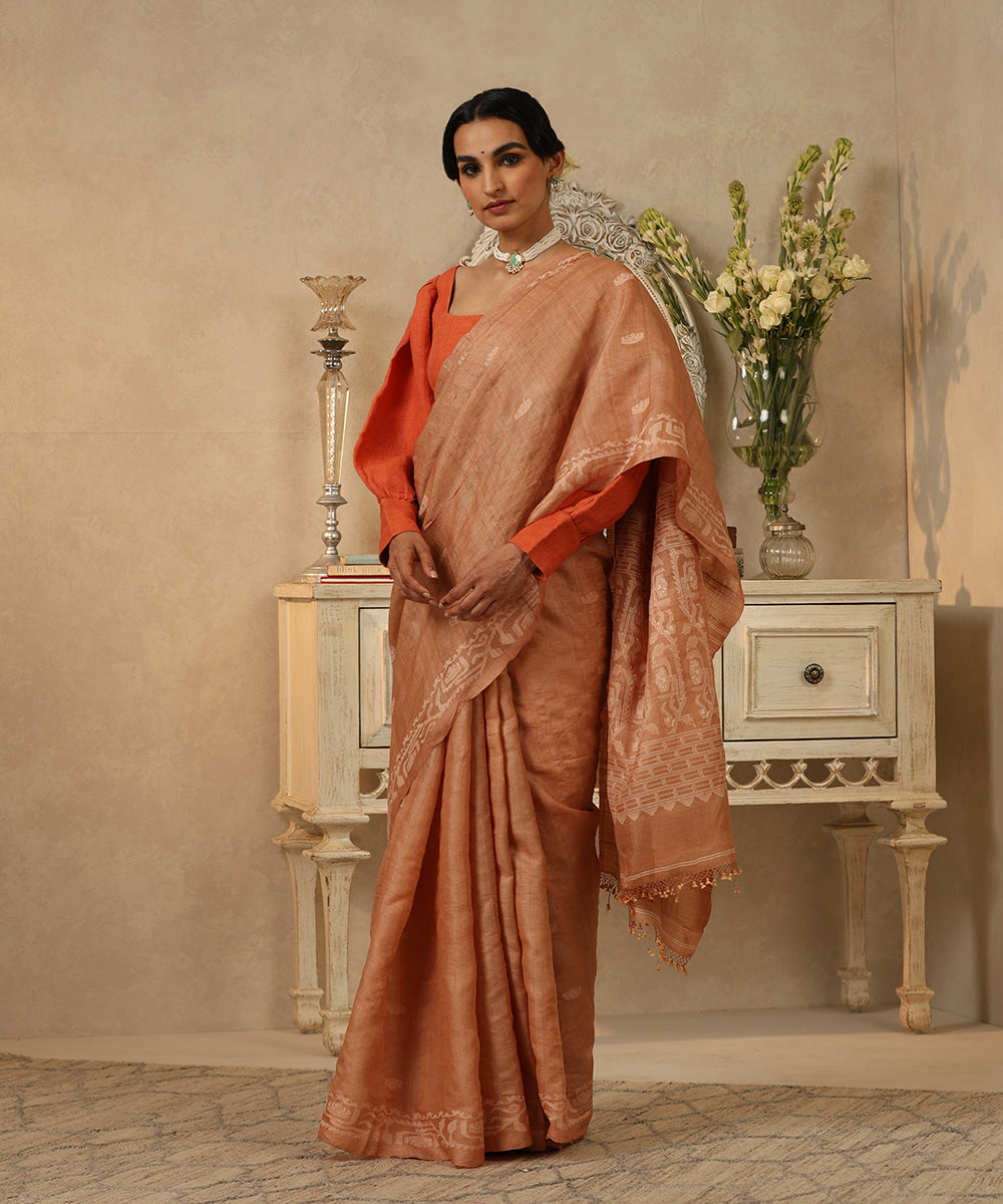 Handloom_Pale_Peach_Pure_Tussar_Silk_Dhakai_Jamdani_Saree_With_Floral_Border_And_Pallu_WeaverStory_02