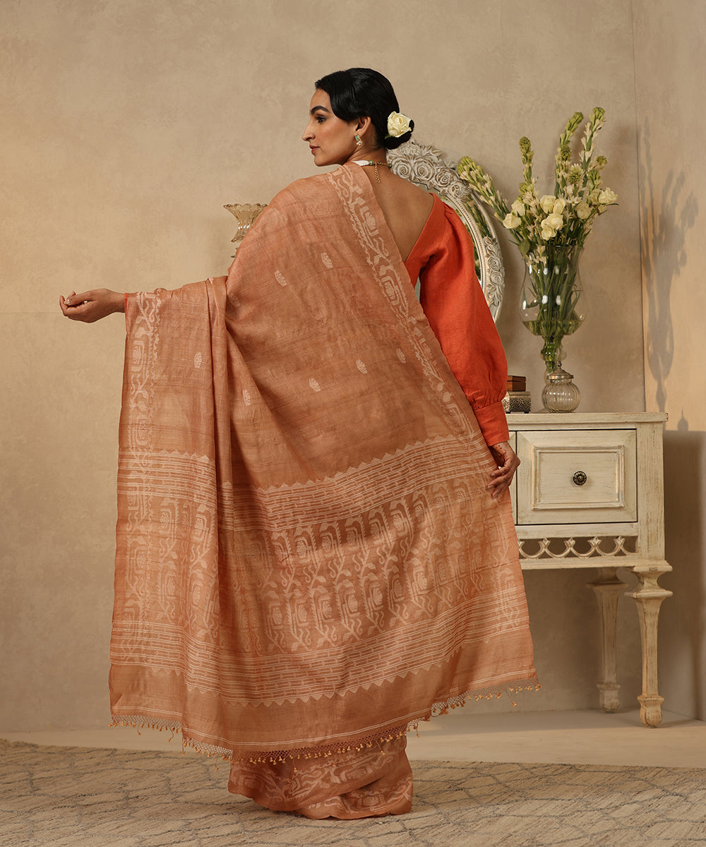 Handloom_Pale_Peach_Pure_Tussar_Silk_Dhakai_Jamdani_Saree_With_Floral_Border_And_Pallu_WeaverStory_03